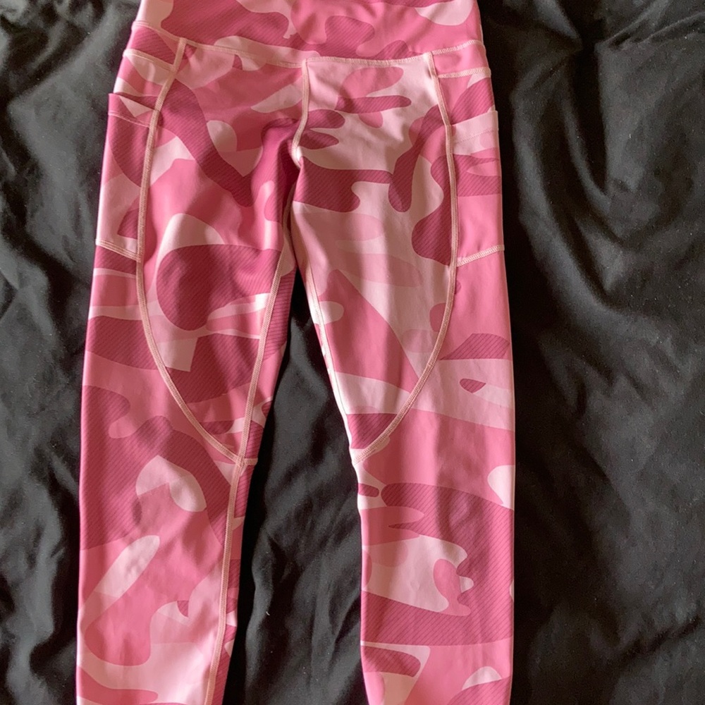 Zyia GUC pink camo crops light and tight pockets